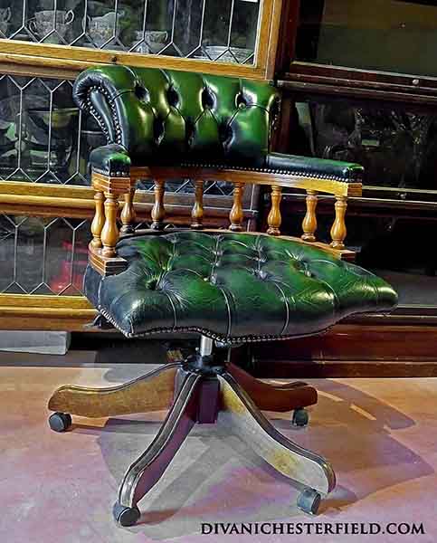 Poltrona Chesterfield da scrivania originale inglese vintage color verde